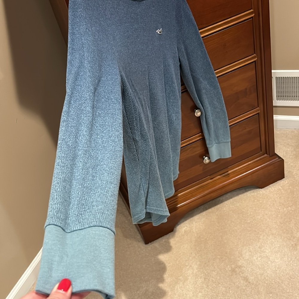 Hollister Blue Shirt, gradient blue, dark on top to light on bottom, size medium - Picture 6 of 8